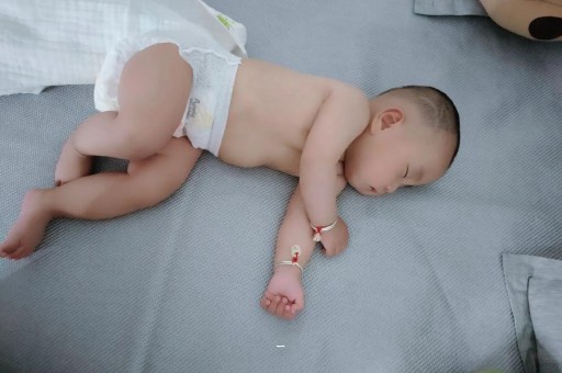 东明宝宝多久会抬头